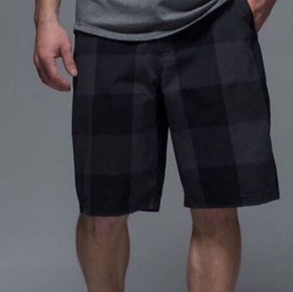 Lululemon Men's Kahuna Plaid Shorts Black And Grey